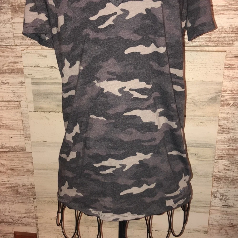 Pink Victoria’s Secret Camo v-neck shirt purple/gray Camo print XS oversized - Picture 3 of 5